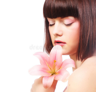 美丽的粉红色花朵的年轻女子
