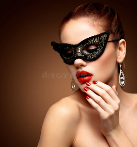 美女模特戴着威尼斯化妆舞会嘉年华面具在派对上被隔离在黑色背景上。 圣诞节和新的