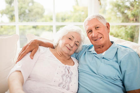 可爱的老年夫妇拥抱照片