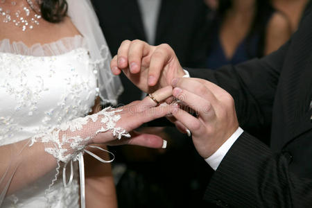 新娘和新郎互相戴着结婚戒指