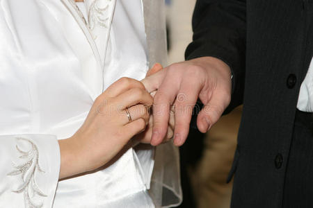 新娘和新郎互相戴着结婚戒指