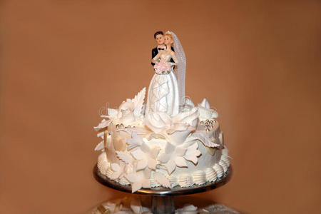 装饰一对新婚夫妇在婚礼蛋糕上