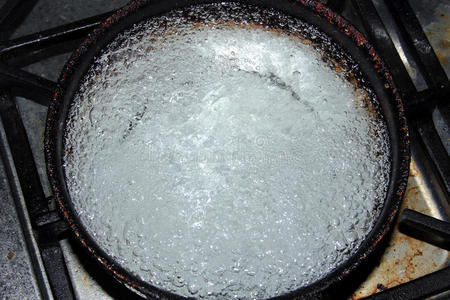 平底锅里的沸水