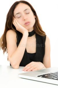 商业女人睡在她的电脑前
