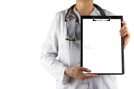 女性医生的手拿着医疗剪贴板，白纸和听诊器在白色背景上隔离