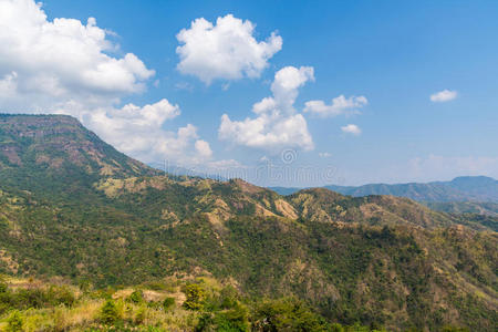 山上景色秀丽，天空宜人