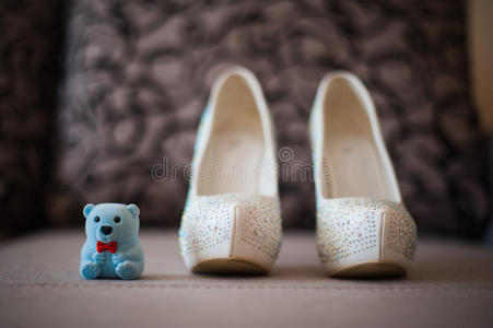 美丽的白色鞋子从新娘与泰迪熊