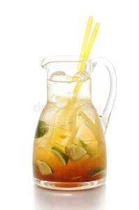 新鲜橙色和生姜柠檬水分离在白色背景，夏季水果饮料摄影