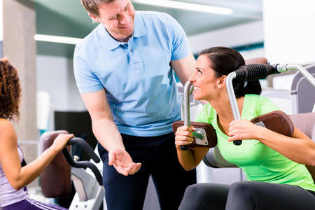 白种人 女人 训练 健身房 俱乐部 中心 个人的 锻炼 健康