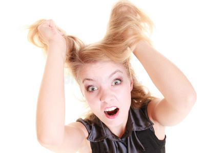怒气冲冲的女人尖叫着扯着凌乱的头发照片