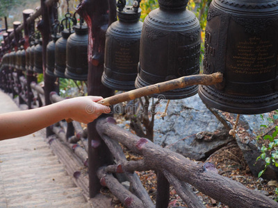 寺钟特写在佛教寺庙里敲钟照片
