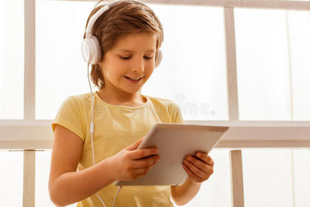 可爱的 快乐 音乐 头发 白种人 耳机 通信 在室内 男孩