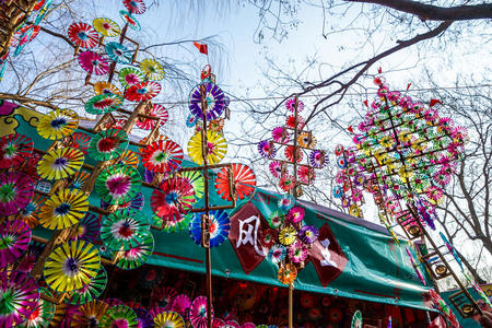 中国新年期间，春节庙会上五颜六色的彩虹玩具风车
