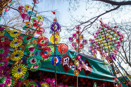 中国制造的玩具中国新年期间,春节庙会上五颜六色的彩虹玩具风车照片
