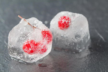 新鲜水果和蔬菜冷冻在冰块中照片