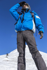 雪山顶部的登山者