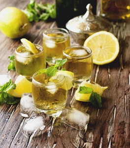 一杯加薄荷和柠檬的威士忌照片