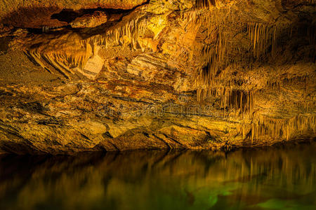 钟乳石滴水图片