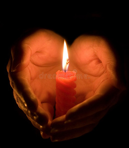 蜡烛的双手图片