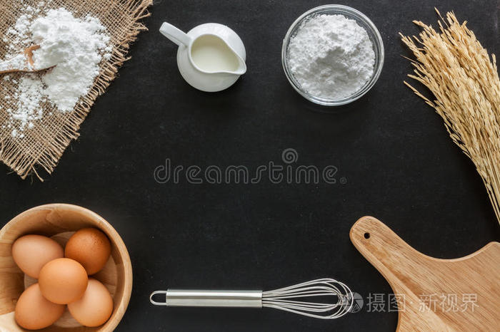 背景用黑板上的烘焙粉牛奶和鸡蛋