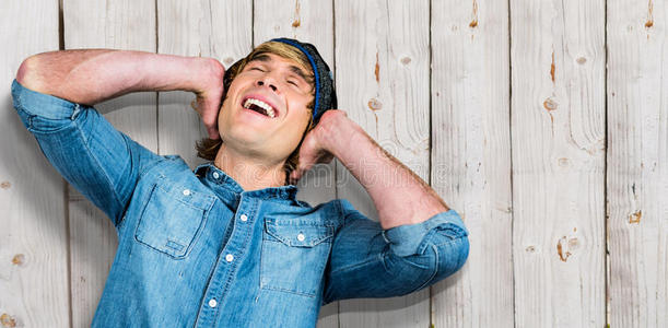 欢快的嬉皮士听音乐的复合形象照片