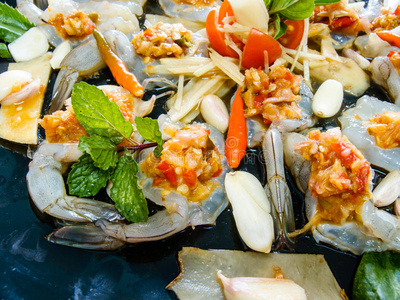 鱼露生虾摄影图