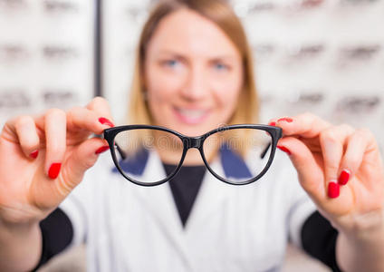 眼部护理 玻璃杯 验光 视力 医学 验光师 配镜师 眼镜
