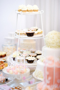 婚宴上漂亮的甜点糖果和糖果桌