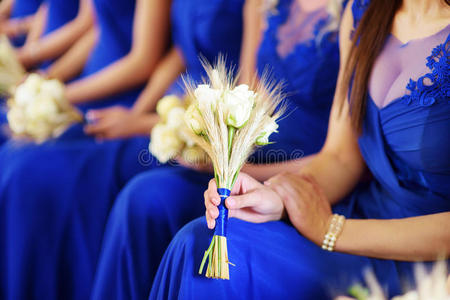 婚礼上一排带花束的伴娘