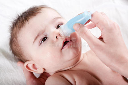 医生清洁小婴儿的鼻子。