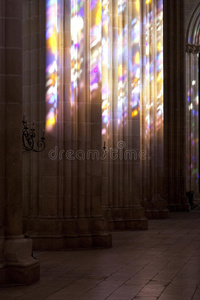 巴塔哈修道院。 彩色玻璃颜色影响的教堂柱