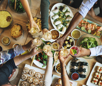 朋友快乐,享受进餐的概念照片