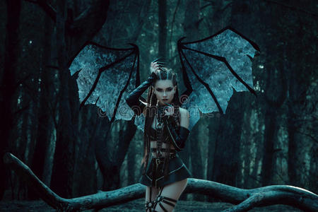 有蝙蝠翅膀的恶魔照片