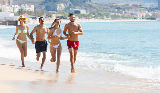 成年人在沙滩上跑步