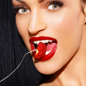 嘴唇咬草莓图片