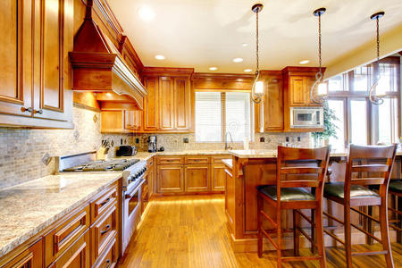 明亮的厨房，有彩色的木柜和硬木地板。