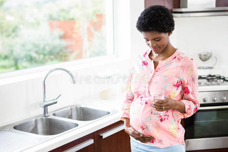 孕妇端着一杯水