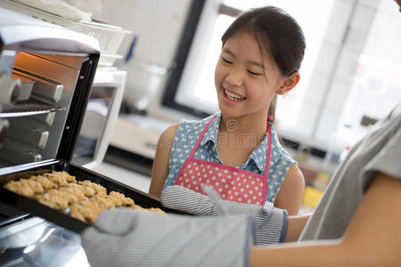 可爱极了 行动 女孩 烹饪 食物 亚洲 妈妈 中国人 面粉