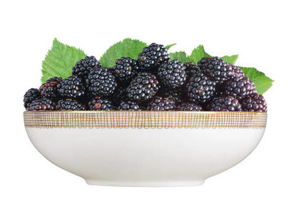 黑莓与绿叶在盘子中分离在白色背景上
