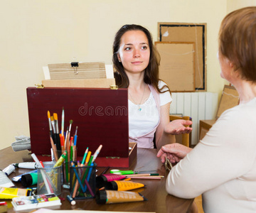 女孩艺术家画女人的肖像