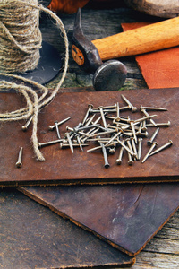 皮匠的工具在木制背景上