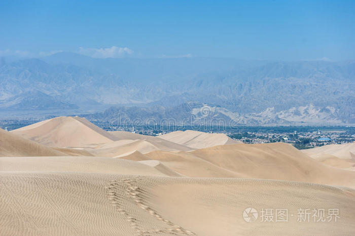 秘鲁华卡奇纳沙漠 背景中的马车路和山照片 正版商用图片1wpsk5 摄图新视界