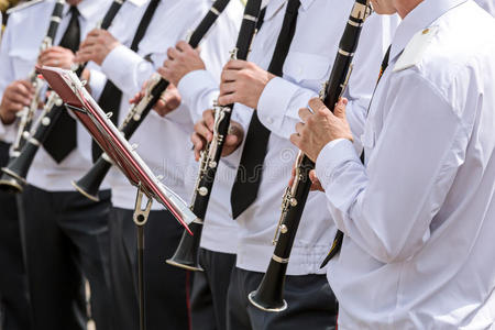 军事管弦乐队中的一群音乐家演奏单簧管照片