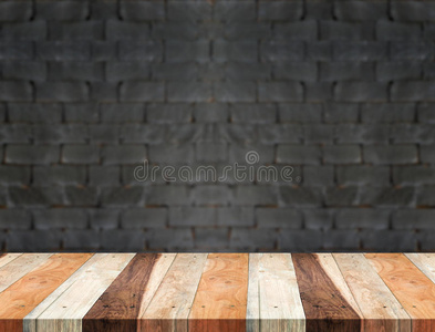 空的热带木桌子和模糊的黑色砖墙背景。 产品显示模板。业务演示