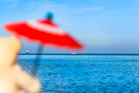 复古的 浪漫的 可爱的 美好的 夏季 阳伞 天空 海洋 颜色