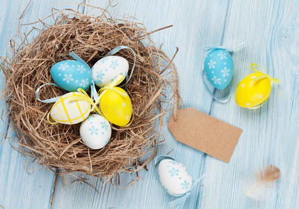 复活节卡片，鸡蛋在巢里