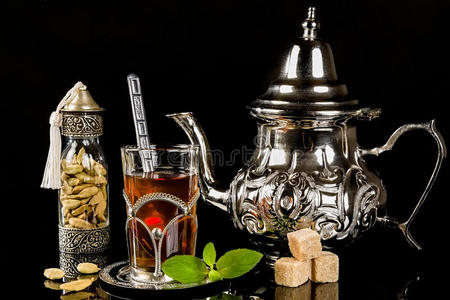 阿拉伯薄荷茶和豆蔻籽