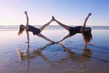 两个女孩在练瑜伽