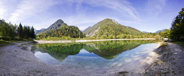 博欣杰湖和山脉。 野生景观全景，自然环境。