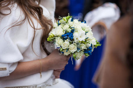华丽优雅的快乐新娘，捧着令人惊叹的时尚花束